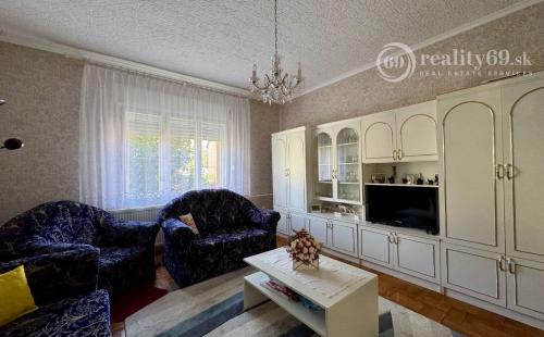 MAĎARSKO - ENCS PERFEKTNÝ 4 IZBOVÝ POSCHODOVÝ DOM SO ZÁHRADOU.