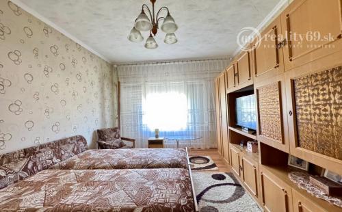 MAĎARSKO - ENCS PERFEKTNÝ 4 IZBOVÝ POSCHODOVÝ DOM SO ZÁHRADOU.