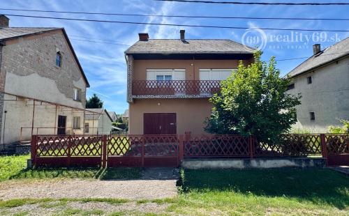 MAĎARSKO - ENCS PERFEKTNÝ 4 IZBOVÝ POSCHODOVÝ DOM SO ZÁHRADOU.