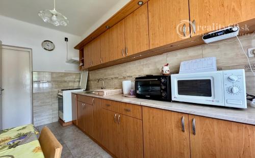 MAĎARSKO - ENCS PERFEKTNÝ 4 IZBOVÝ POSCHODOVÝ DOM SO ZÁHRADOU.