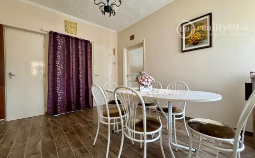 MAĎARSKO - ENCS PERFEKTNÝ 4 IZBOVÝ POSCHODOVÝ DOM SO ZÁHRADOU.