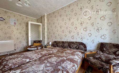 MAĎARSKO - ENCS PERFEKTNÝ 4 IZBOVÝ POSCHODOVÝ DOM SO ZÁHRADOU.