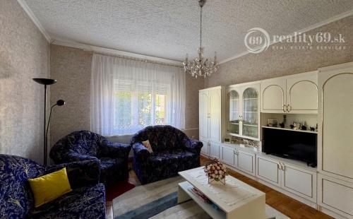 MAĎARSKO - ENCS PERFEKTNÝ 4 IZBOVÝ POSCHODOVÝ DOM SO ZÁHRADOU.