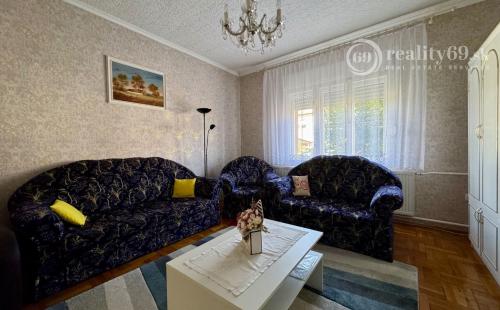 MAĎARSKO - ENCS PERFEKTNÝ 4 IZBOVÝ POSCHODOVÝ DOM SO ZÁHRADOU.