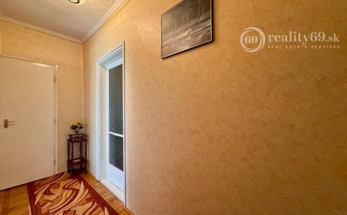 MAĎARSKO - ENCS PERFEKTNÝ 4 IZBOVÝ POSCHODOVÝ DOM SO ZÁHRADOU.