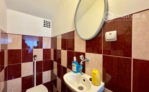 MAĎARSKO - ENCS PERFEKTNÝ 4 IZBOVÝ POSCHODOVÝ DOM SO ZÁHRADOU.