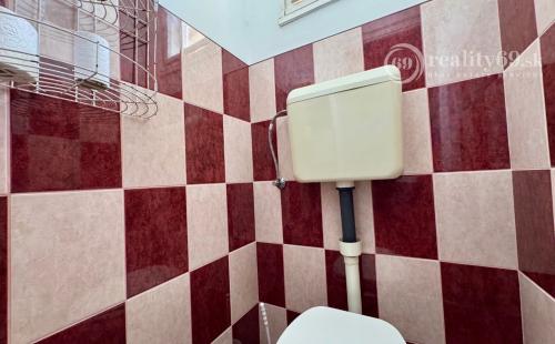 MAĎARSKO - ENCS PERFEKTNÝ 4 IZBOVÝ POSCHODOVÝ DOM SO ZÁHRADOU.