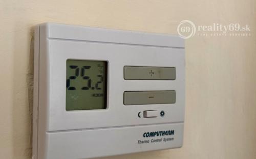 MAĎARSKO - ENCS PERFEKTNÝ 4 IZBOVÝ POSCHODOVÝ DOM SO ZÁHRADOU.