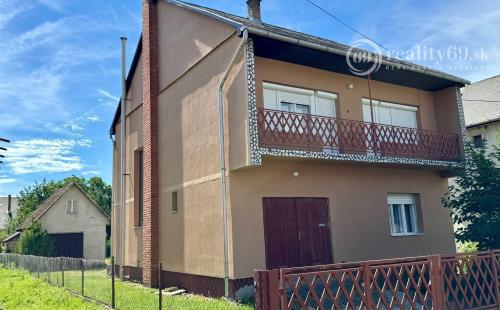 MAĎARSKO - ENCS PERFEKTNÝ 4 IZBOVÝ POSCHODOVÝ DOM SO ZÁHRADOU.