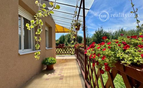 MAĎARSKO - ENCS PERFEKTNÝ 4 IZBOVÝ POSCHODOVÝ DOM SO ZÁHRADOU.