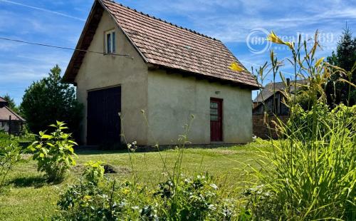 MAĎARSKO - ENCS PERFEKTNÝ 4 IZBOVÝ POSCHODOVÝ DOM SO ZÁHRADOU.