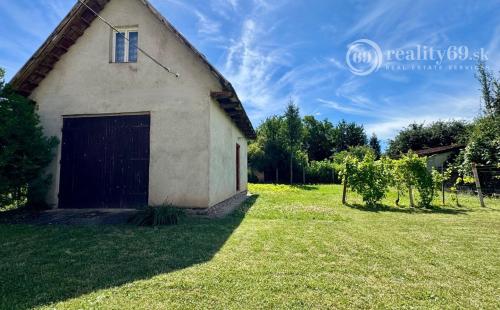 MAĎARSKO - ENCS PERFEKTNÝ 4 IZBOVÝ POSCHODOVÝ DOM SO ZÁHRADOU.