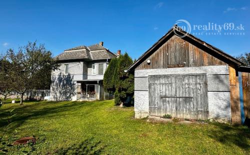 SVINICA -  5 IZBOVÝ POSCHODOVÝ RODINNÝ DOM NA VÝBORNOM MIESTE, POZEMOK 1.256 M2.