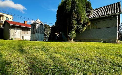 SVINICA -  5 IZBOVÝ POSCHODOVÝ RODINNÝ DOM NA VÝBORNOM MIESTE, POZEMOK 1.256 M2.