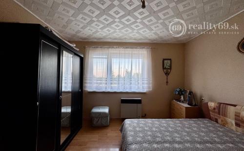 SUPER  CENA ! - SLANSKÉ NOVÉ MESTO - 2 IZBOVÝ RD, GARÁŽ, S PEKNÝM POZEMKOM 2.595M2.