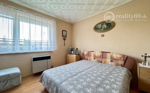 SUPER  CENA ! - SLANSKÉ NOVÉ MESTO - 2 IZBOVÝ RD, GARÁŽ, S PEKNÝM POZEMKOM 2.595M2.