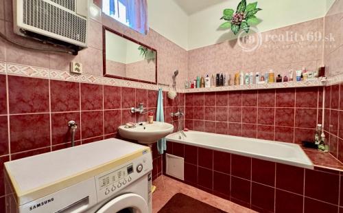 SUPER  CENA ! - SLANSKÉ NOVÉ MESTO - 2 IZBOVÝ RD, GARÁŽ, S PEKNÝM POZEMKOM 2.595M2.