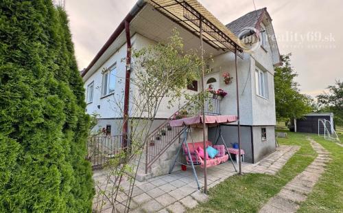 SUPER  CENA ! - SLANSKÉ NOVÉ MESTO - 2 IZBOVÝ RD, GARÁŽ, S PEKNÝM POZEMKOM 2.595M2.