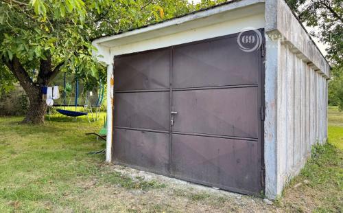 SUPER  CENA ! - SLANSKÉ NOVÉ MESTO - 2 IZBOVÝ RD, GARÁŽ, S PEKNÝM POZEMKOM 2.595M2.