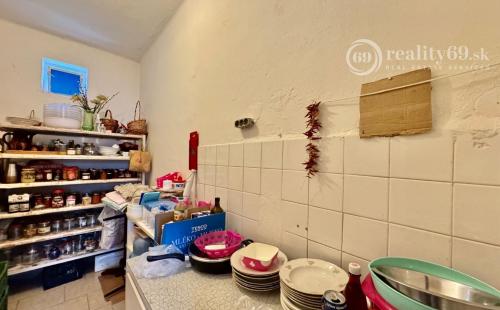 SUPER  CENA ! - SLANSKÉ NOVÉ MESTO - 2 IZBOVÝ RD, GARÁŽ, S PEKNÝM POZEMKOM 2.595M2.