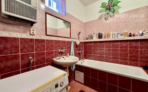 SUPER  CENA ! - SLANSKÉ NOVÉ MESTO - 2 IZBOVÝ RD, GARÁŽ, S PEKNÝM POZEMKOM 2.595M2.