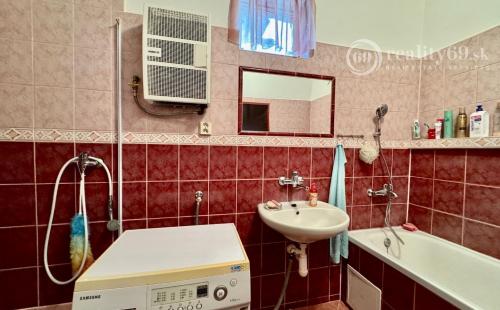 SUPER  CENA ! - SLANSKÉ NOVÉ MESTO - 2 IZBOVÝ RD, GARÁŽ, S PEKNÝM POZEMKOM 2.595M2.