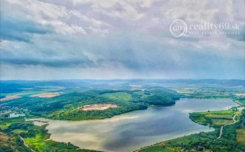 MAĎARSKO - LUXUSNÁ CHATA S ALTÁNKOM A S VÍRIVKOU SUPER LOKALITA.