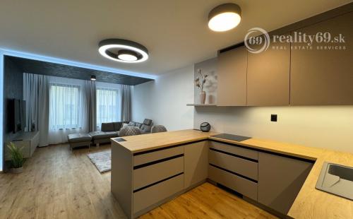 CENTRUM MESTA - TIMONOVA -  NOVOSTAVBA 2 IZBOVÝ KOMPLETNE ZARIADENÝ BYT S PARKOVACÍM MIESTOM.