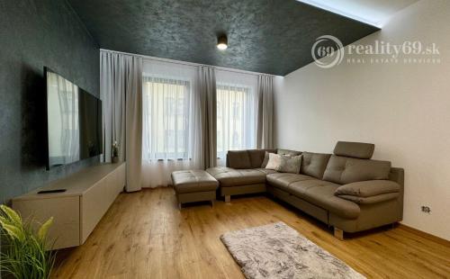 CENTRUM MESTA - TIMONOVA -  NOVOSTAVBA 2 IZBOVÝ KOMPLETNE ZARIADENÝ BYT S PARKOVACÍM MIESTOM.