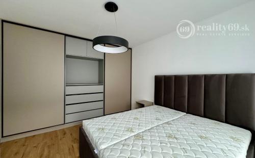 CENTRUM MESTA - TIMONOVA -  NOVOSTAVBA 2 IZBOVÝ KOMPLETNE ZARIADENÝ BYT S PARKOVACÍM MIESTOM.