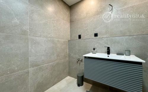 CENTRUM MESTA - TIMONOVA -  NOVOSTAVBA 2 IZBOVÝ KOMPLETNE ZARIADENÝ BYT S PARKOVACÍM MIESTOM.