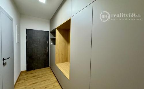 CENTRUM MESTA - TIMONOVA -  NOVOSTAVBA 2 IZBOVÝ KOMPLETNE ZARIADENÝ BYT S PARKOVACÍM MIESTOM.