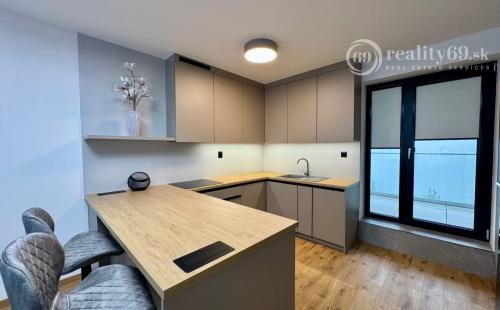 CENTRUM MESTA - TIMONOVA -  NOVOSTAVBA 2 IZBOVÝ KOMPLETNE ZARIADENÝ BYT S PARKOVACÍM MIESTOM.