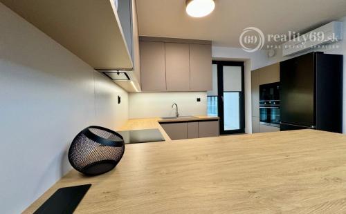 CENTRUM MESTA - TIMONOVA -  NOVOSTAVBA 2 IZBOVÝ KOMPLETNE ZARIADENÝ BYT S PARKOVACÍM MIESTOM.