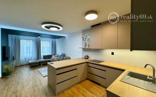 CENTRUM MESTA - TIMONOVA -  NOVOSTAVBA 2 IZBOVÝ KOMPLETNE ZARIADENÝ BYT S PARKOVACÍM MIESTOM.