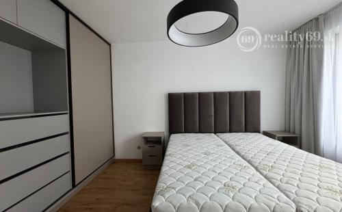 CENTRUM MESTA - TIMONOVA -  NOVOSTAVBA 2 IZBOVÝ KOMPLETNE ZARIADENÝ BYT S PARKOVACÍM MIESTOM.