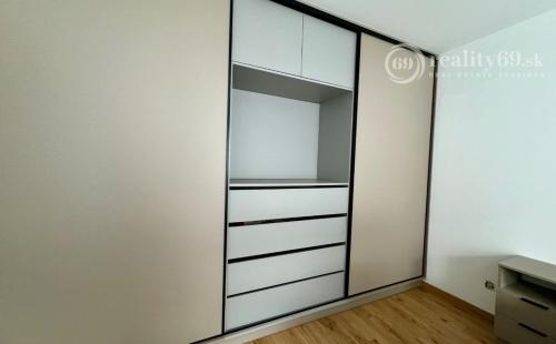 CENTRUM MESTA - TIMONOVA -  NOVOSTAVBA 2 IZBOVÝ KOMPLETNE ZARIADENÝ BYT S PARKOVACÍM MIESTOM.