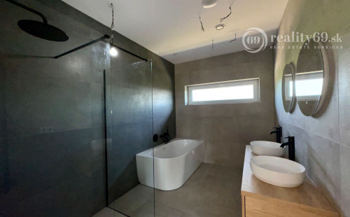 HANISKA - KVALITNÁ NOVOSTAVBA 4 IZBOVÉHO RD, GARÁŽOVÉ STÁTIE, TERASA.