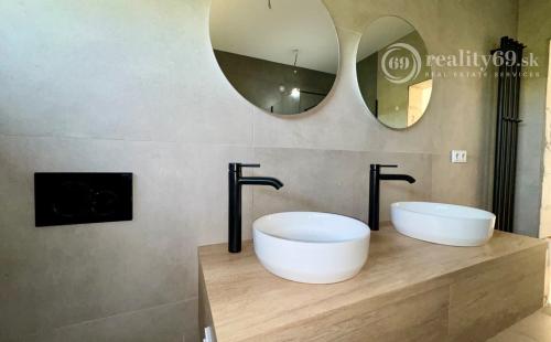 HANISKA - KVALITNÁ NOVOSTAVBA 4 IZBOVÉHO RD, GARÁŽOVÉ STÁTIE, TERASA.