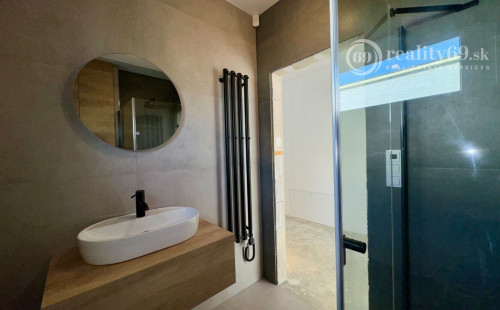 HANISKA - KVALITNÁ NOVOSTAVBA 4 IZBOVÉHO RD, GARÁŽOVÉ STÁTIE, TERASA.