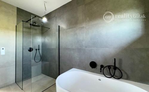 HANISKA - KVALITNÁ NOVOSTAVBA 4 IZBOVÉHO RD, GARÁŽOVÉ STÁTIE, TERASA.