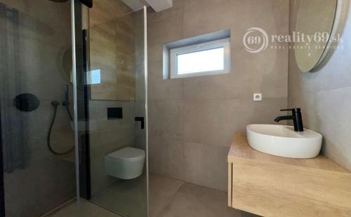 HANISKA - KVALITNÁ NOVOSTAVBA 4 IZBOVÉHO RD, GARÁŽOVÉ STÁTIE, TERASA.