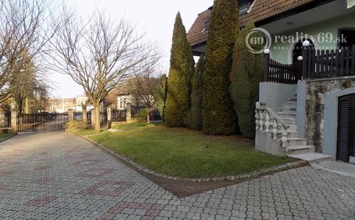 MAĎARSKO - GONC 13 IZBOVÝ OBYTNÝ OBJEKT NA BÝVANIE, PODNIKANIE