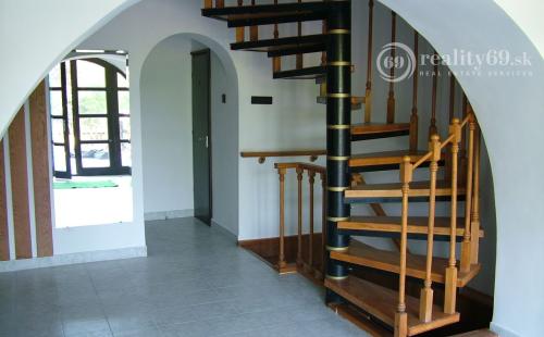 MAĎARSKO - GONC 13 IZBOVÝ OBYTNÝ OBJEKT NA BÝVANIE, PODNIKANIE