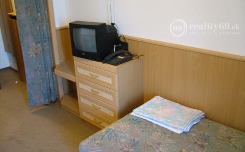 MAĎARSKO - GONC 13 IZBOVÝ OBYTNÝ OBJEKT NA BÝVANIE, PODNIKANIE