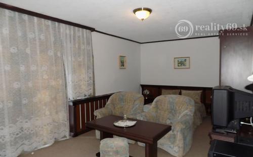 MAĎARSKO - GONC 13 IZBOVÝ OBYTNÝ OBJEKT NA BÝVANIE, PODNIKANIE