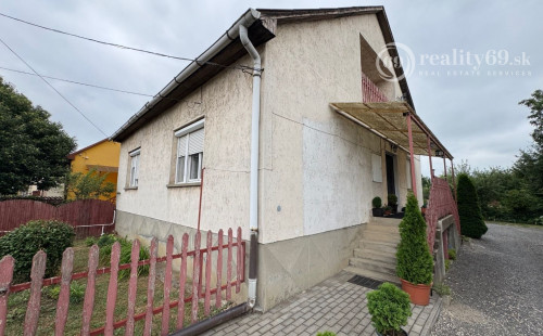 MAĎARSKO - ENCS 5 IZBOVÝ POSCHODOVÝ DOM SO ZÁHRADOU.