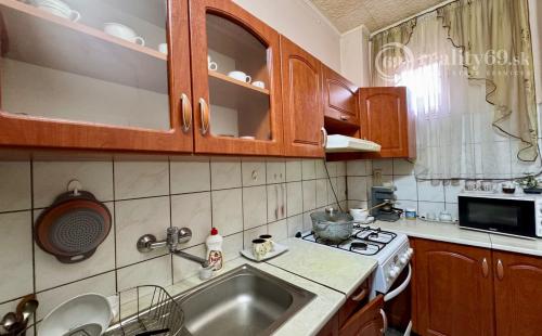 MAĎARSKO - ENCS 5 IZBOVÝ POSCHODOVÝ DOM SO ZÁHRADOU.