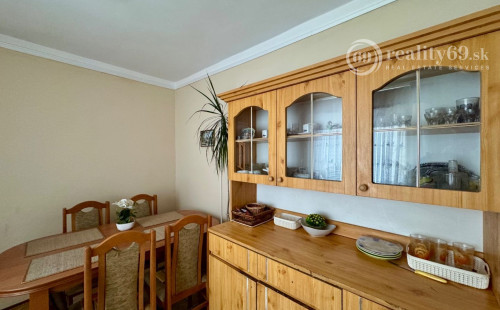 MAĎARSKO - ENCS 5 IZBOVÝ POSCHODOVÝ DOM SO ZÁHRADOU.