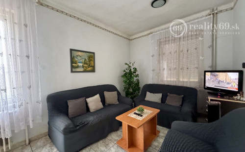 MAĎARSKO - ENCS 5 IZBOVÝ POSCHODOVÝ DOM SO ZÁHRADOU.